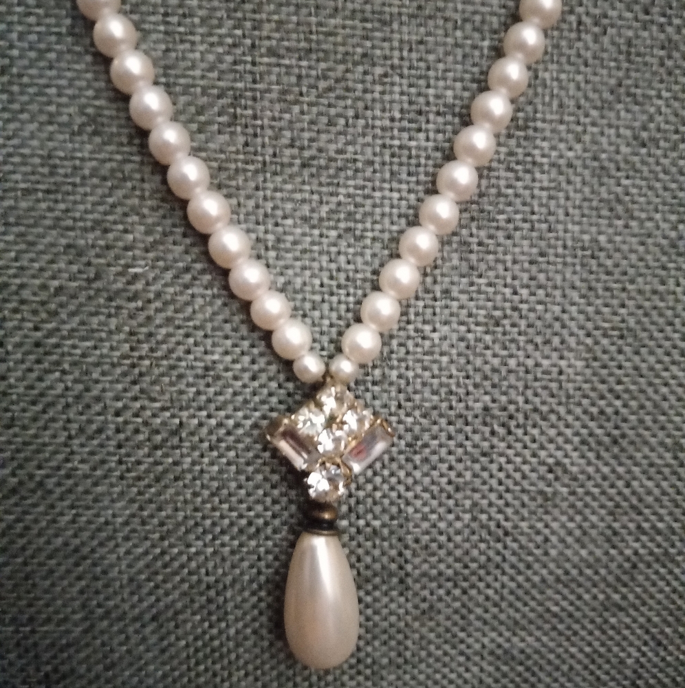 Pearl knecklace with pearl and diamond  pendant.